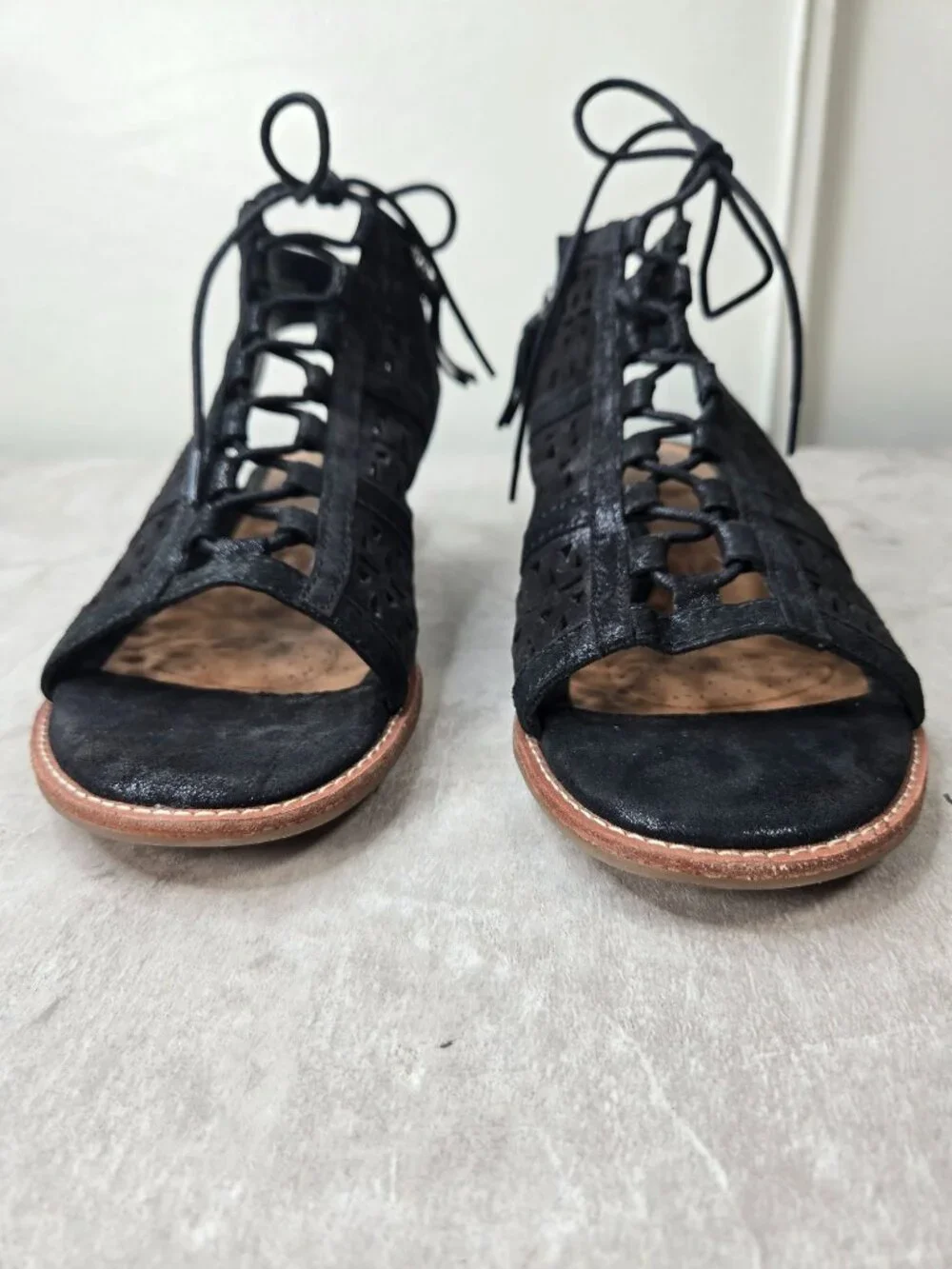 Sofft Boho Lace Sandals 9.5 Metallic Black Leather Flat Strappy Indie Gladiator